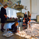 23 July: Queen Sonja and The Crown Prince and Crown Princess visit the cathedral with their children and light candles in memory of the victims (Photo: Vegard Grøtt / Scanpix)
